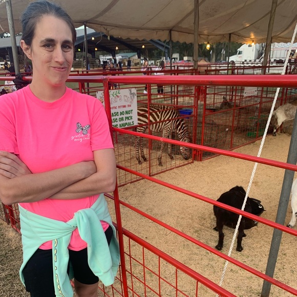 Meet your Posher, Carley - Picture 2 of 3